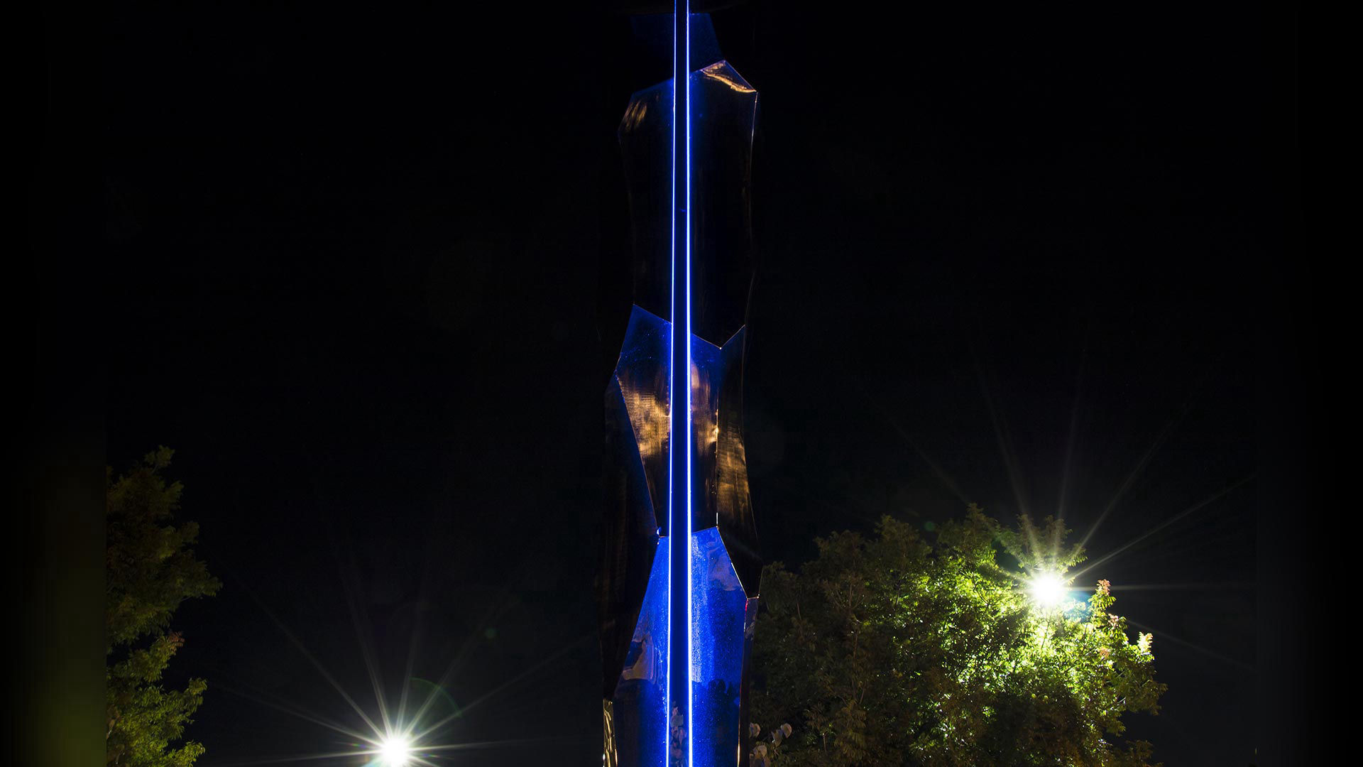 Thin Blue Line - polished stainless steel public art sculpture by Heath Satow in Moorpark, CA